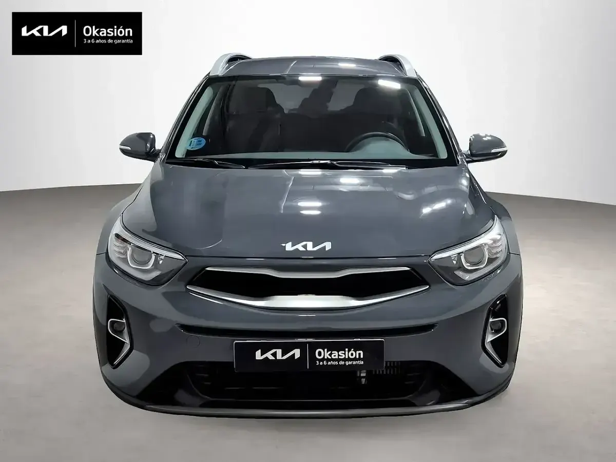 Usado Kia Stonic 120 CV (88 kW) 2022 Gris SUV