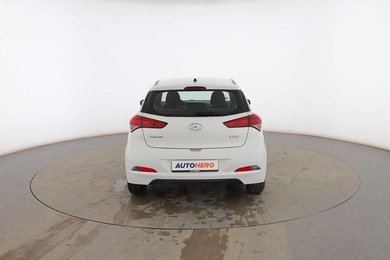 Usado Hyundai i20 85 CV (62 kW) 2015 Blanco Berlina