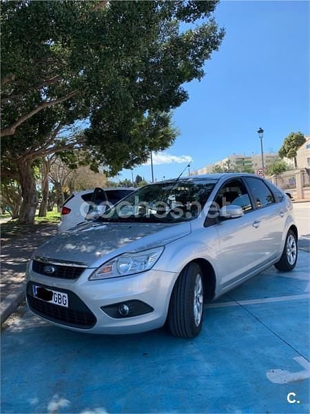Usado Ford Focus Trend 109 CV (80 kW) 2008 Gris / plata Berlina