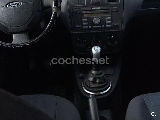 Usado Ford Fiesta Trend 68 CV (50 kW) 2005 Azul Utilitario