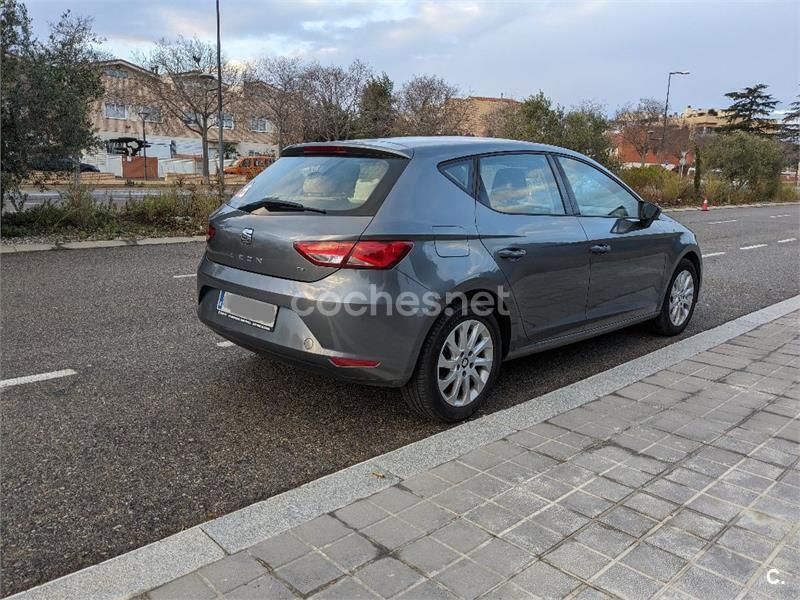 Usado Seat Leon Style 105 CV (77 kW) 2014 Gris / plata Berlina