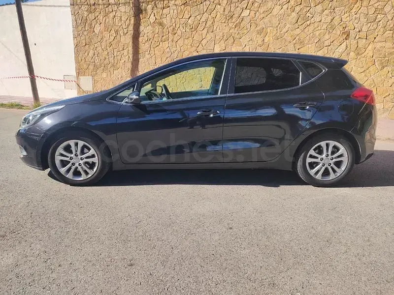 Usado Kia Ceed 135 CV (99 kW) 2013 Negro Utilitario