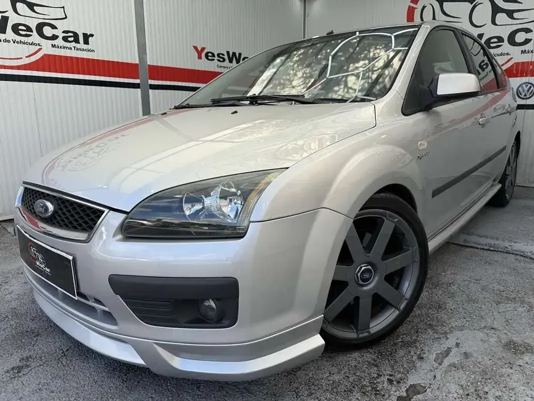 Usado Ford Focus Sport 145 CV (106 kW) 2005 Gris Utilitario