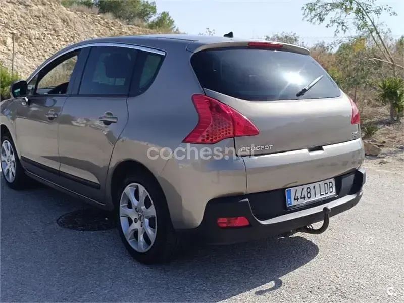 Usado Peugeot 3008 Premium 112 CV (82 kW) 2010 Beige Familiar