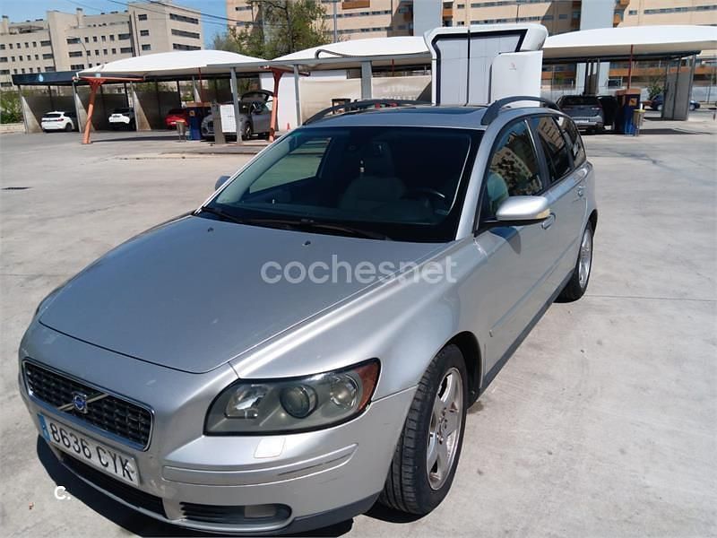 Gris / plata Usado 2004 Volvo V50 Summum Familiar | 2550 € (Precio justo) - Imagen 1/4