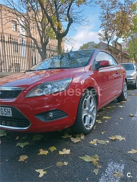 Usado Ford Focus Cabriolet Trend 136 CV (100 kW) 2009 Rojo Descapotable