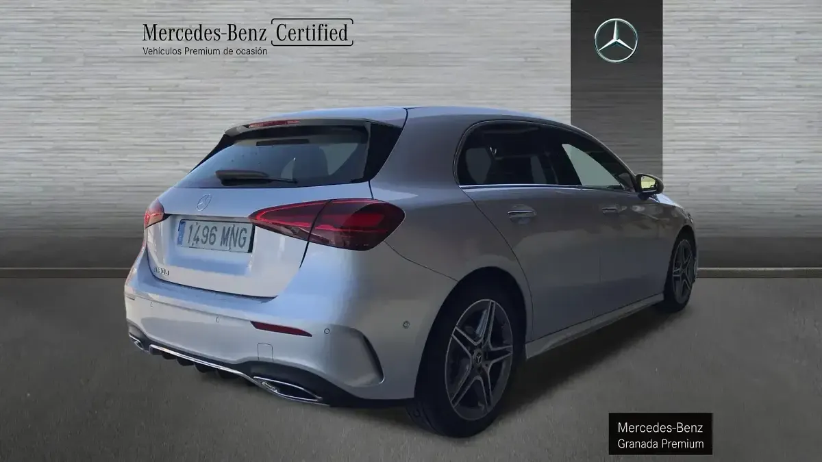 Usado Mercedes A180 AMG line 116 CV (85 kW) 2024 Plata iridio Berlina