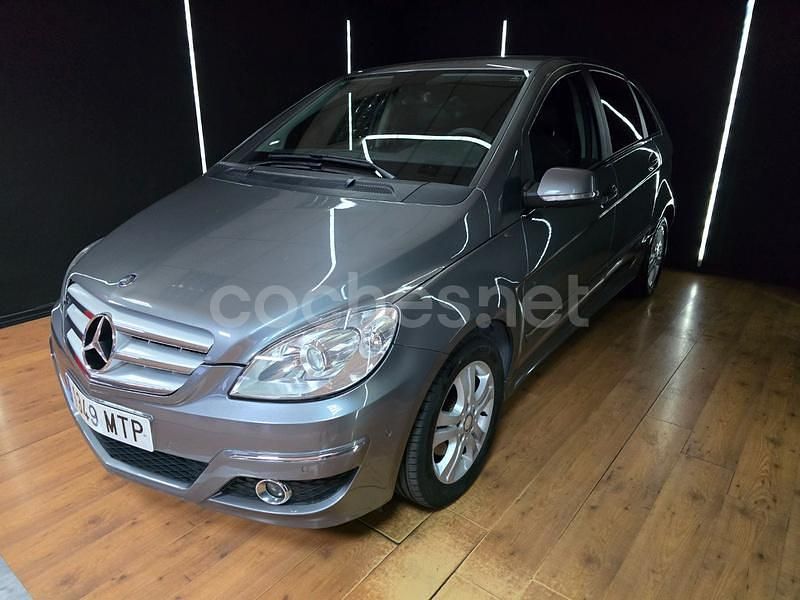Usado Mercedes B180 109 CV (80 kW) 2009 Gris / plata Monovolumen