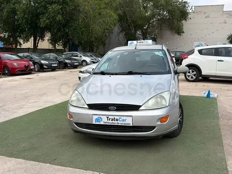 Usado Ford Focus Ambiente 100 CV (73 kW) 2000 Gris / plata Familiar
