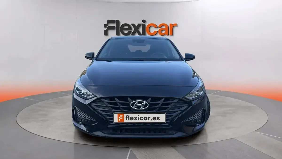 Usado Hyundai i30 110 CV (80 kW) 2022 Negro Berlina