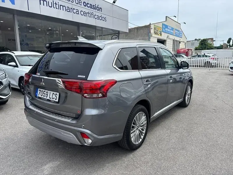 Usado Mitsubishi Outlander P-HEV 224 CV (164 kW) 2019 Gris / plata SUV