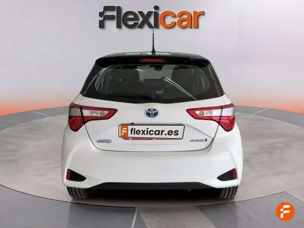 Usado Toyota Yaris Hybrid Active 99 CV (72 kW) 2019 Blanco Utilitario