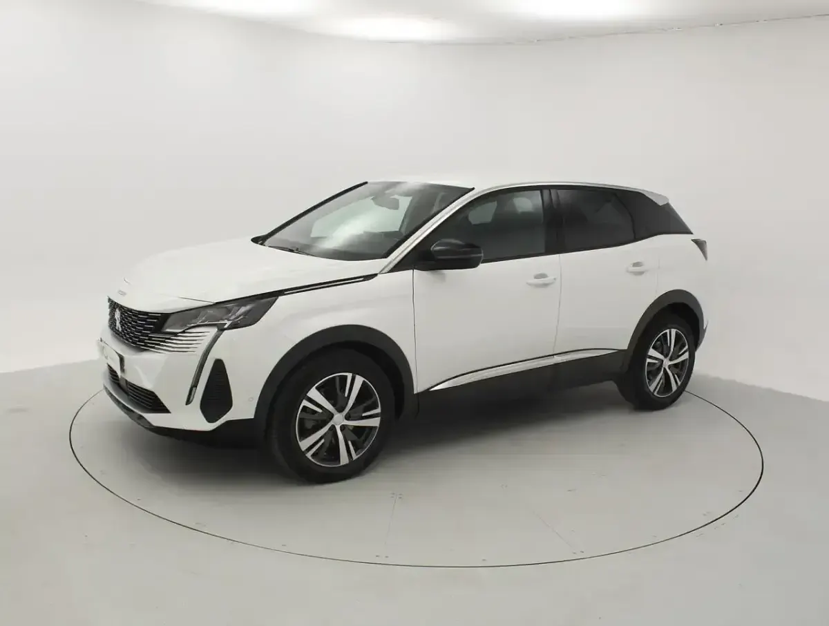 Usado Peugeot 3008 Allure 131 CV (96 kW) 2023 Gris SUV