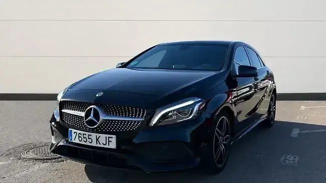 Usado Mercedes A180 AMG line 122 CV (89 kW) 2018 Negro Berlina
