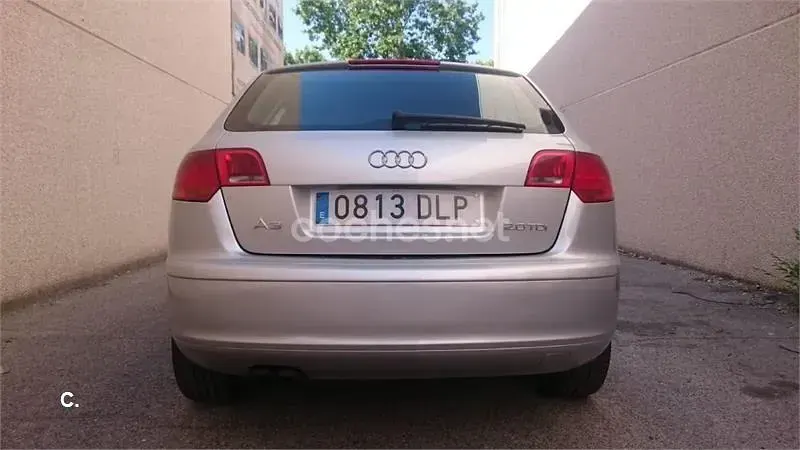 Usado Audi A3 Sportback Attraction 140 CV (102 kW) 2005 Gris / plata Utilitario