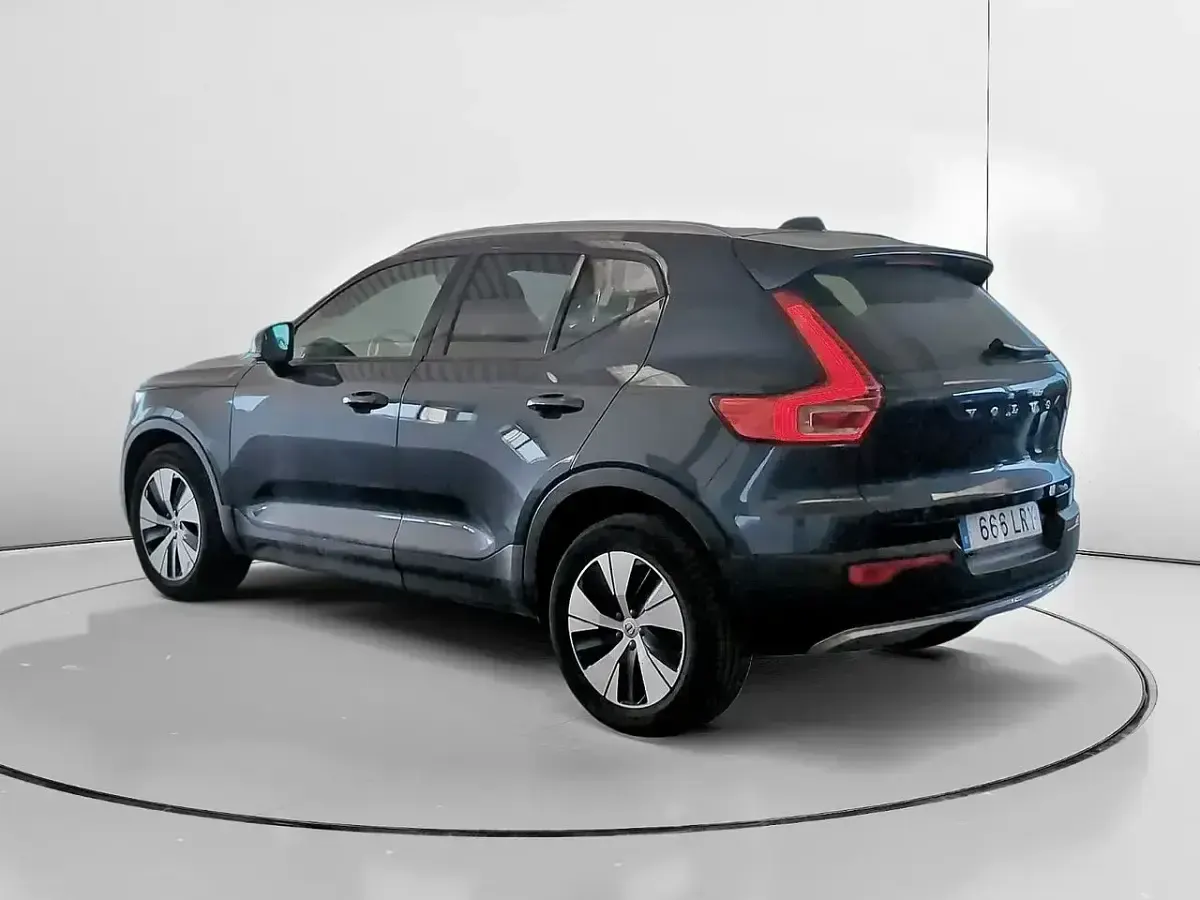 Käytetty Volvo XC40 Momentum 163 HP (119 kW) 2021 Valkoinen Katumaasturi