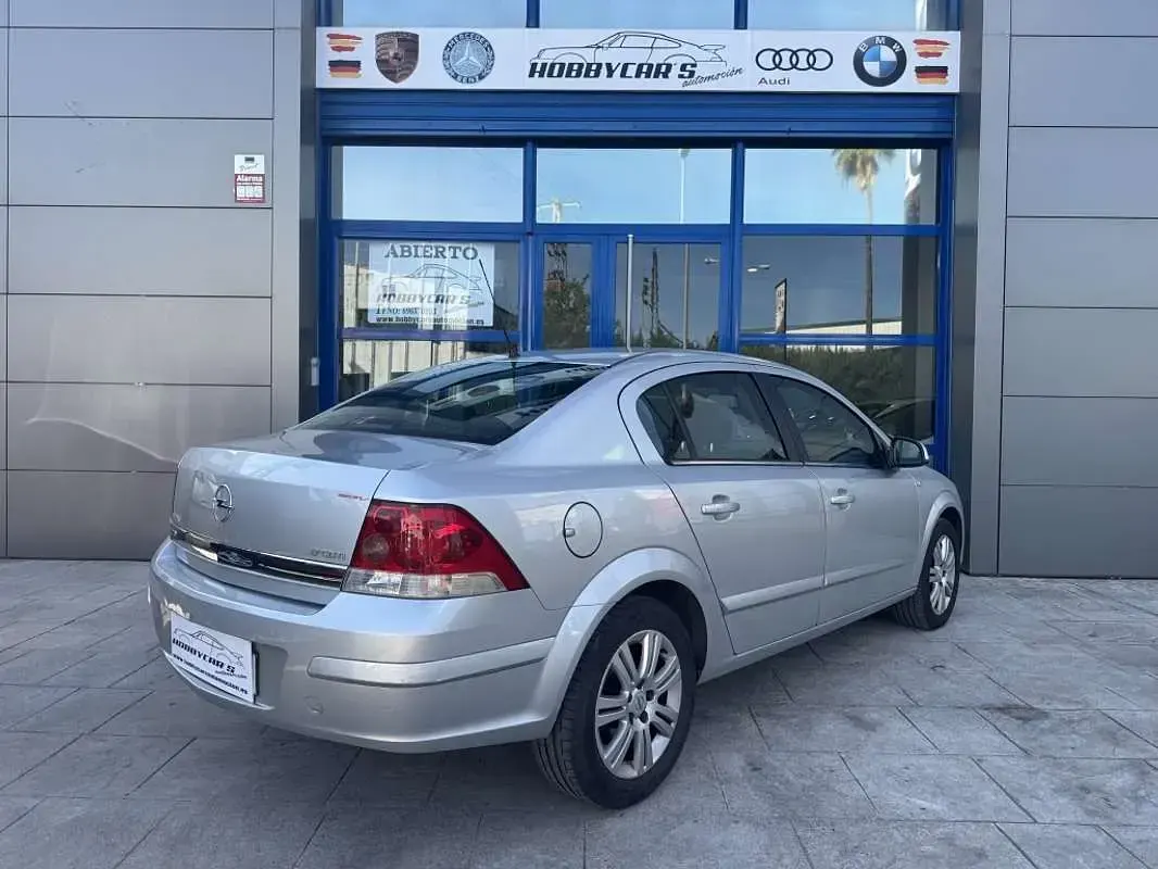 Usado Opel Astra Edition 110 CV (80 kW) 2012 Gris Berlina