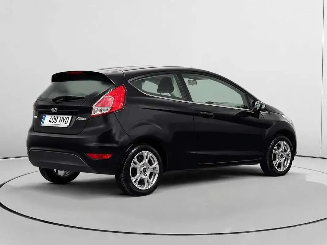 Usado Ford Fiesta Trend 101 CV (74 kW) 2013 Negro Utilitario