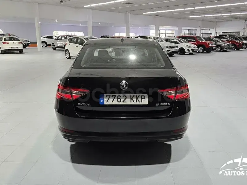 Usado Skoda Superb Active 150 CV (110 kW) 2018 Negro Berlina