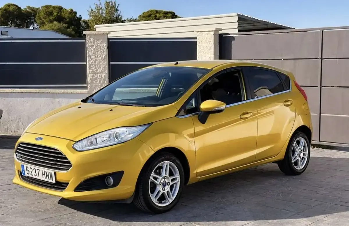 Usado Ford Fiesta Titanium 95 CV (69 kW) 2013 Amarillo Utilitario