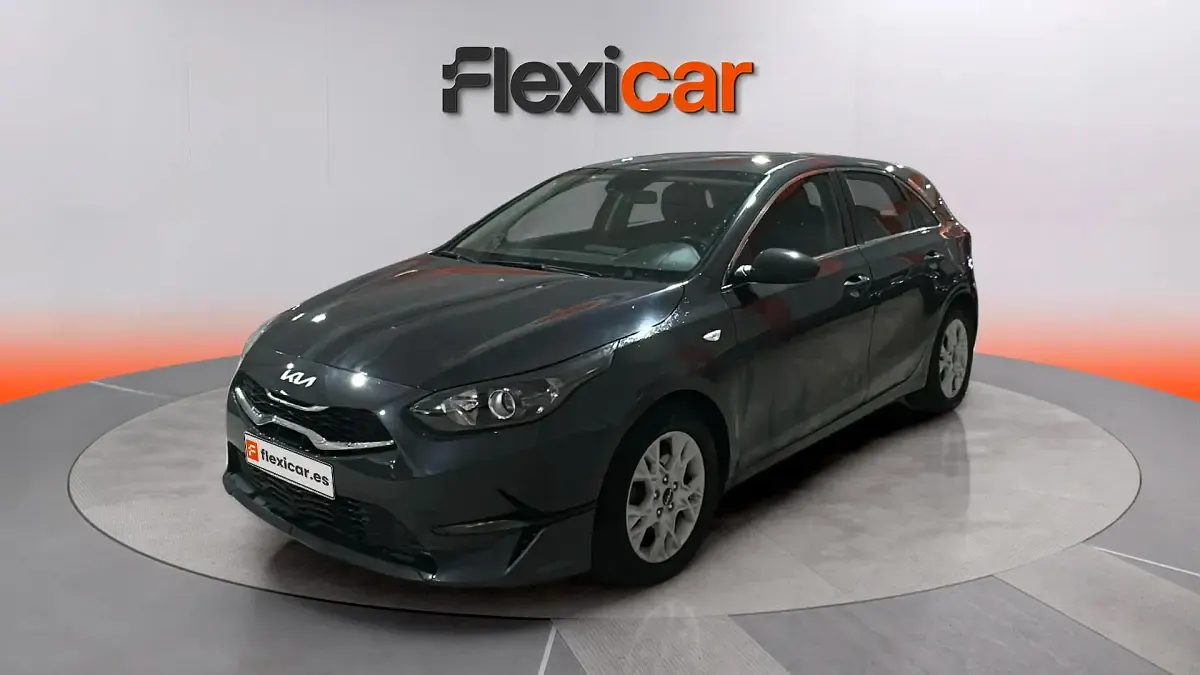 Usado Kia Ceed 136 CV (100 kW) 2023 Gris Utilitario