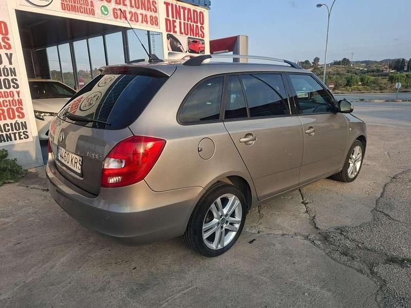 Usado Skoda Fabia Family 86 CV (63 kW) 2012 Gris Utilitario