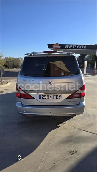 Usado Ssangyong (KGM) Rodius 165 CV (121 kW) 2007 Gris / plata Monovolumen