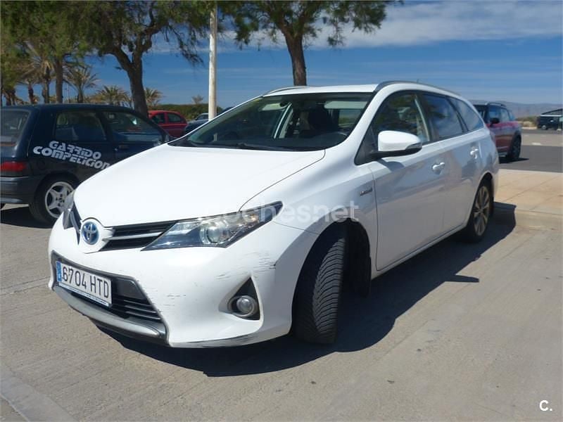 Käytetty Toyota Auris Hybrid Advance 136 HP (100 kW) 2013 Valkoinen Farmari
