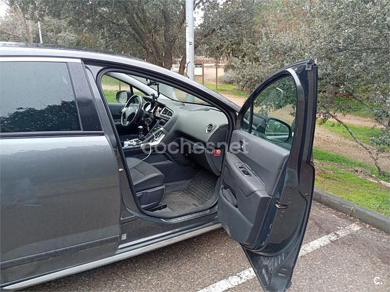 Usado Peugeot 3008 Allure 120 CV (88 kW) 2015 Gris / plata Berlina
