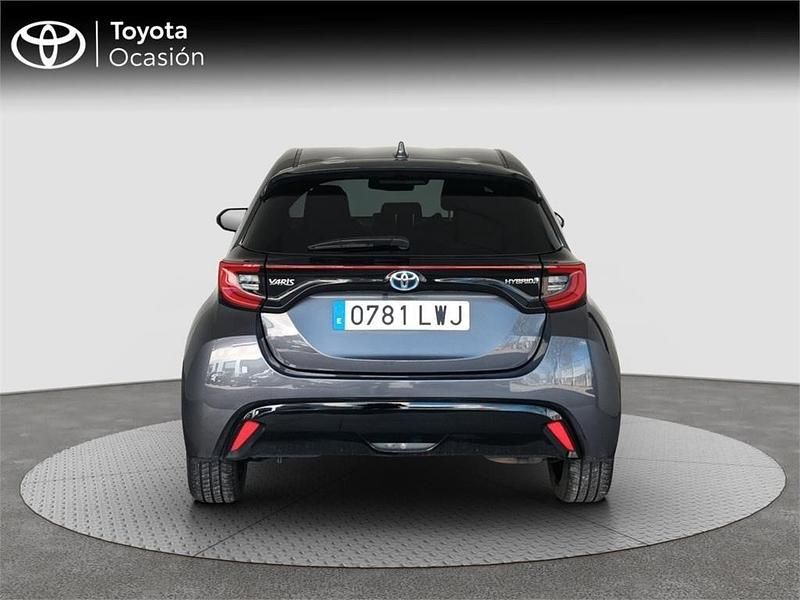 Usado Toyota Yaris Hybrid Style 116 CV (85 kW) 2022 Gris Monovolumen