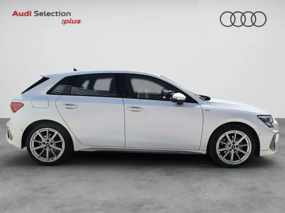 Käytetty Audi A3 S-Line 150 HP (110 kW) 2023 Valkoinen Sedan
