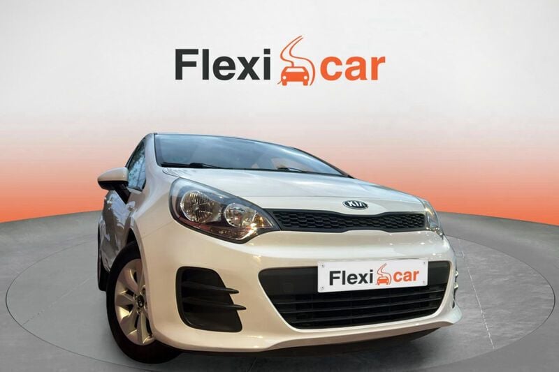 Usado Kia Rio 84 CV (61 kW) 2017 Blanco Berlina