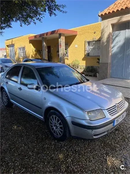 Usado VW Bora Highline 115 CV (84 kW) 2002 Gris / plata Berlina
