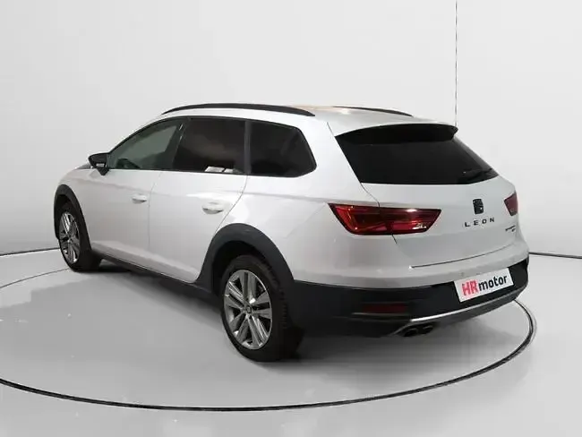 Usado Seat Leon 4Drive 150 CV (110 kW) 2018 Blanco Familiar