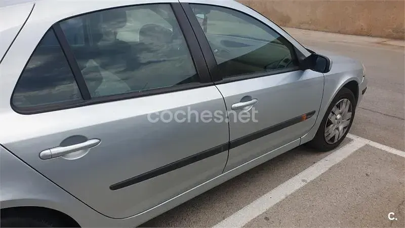 Usado Renault Laguna II Expression 120 CV (88 kW) 2001 Gris / plata Berlina