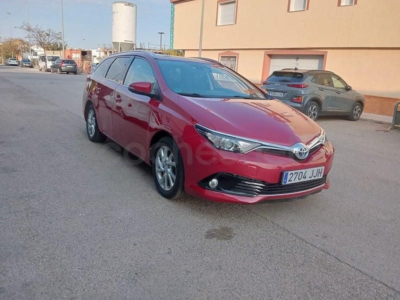 Usado Toyota Auris Hybrid Active 136 CV (100 kW) 2015 Rojo Berlina