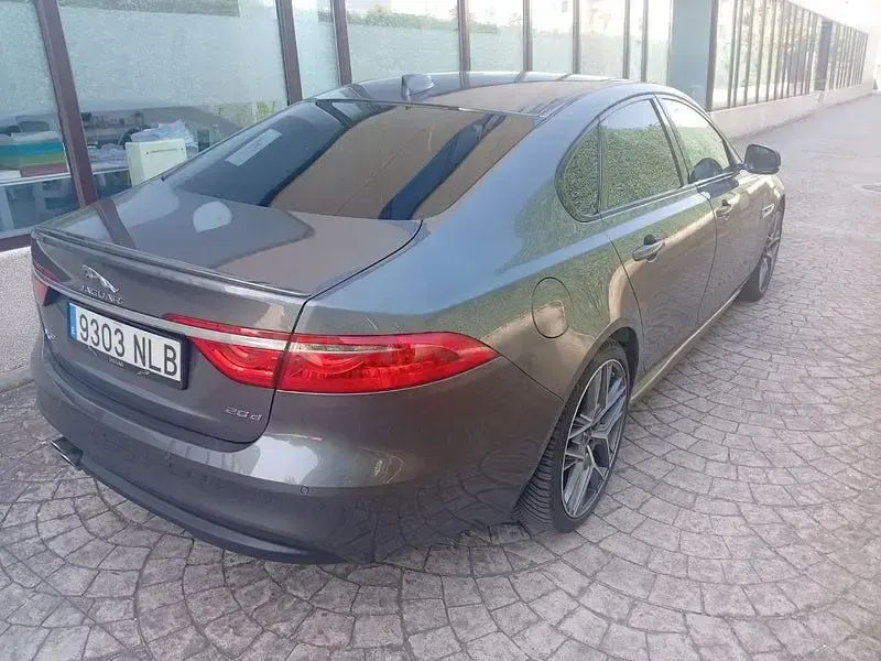 Usado Jaguar F-Pace R-Sport 180 CV (132 kW) 2017 Gris / plata SUV