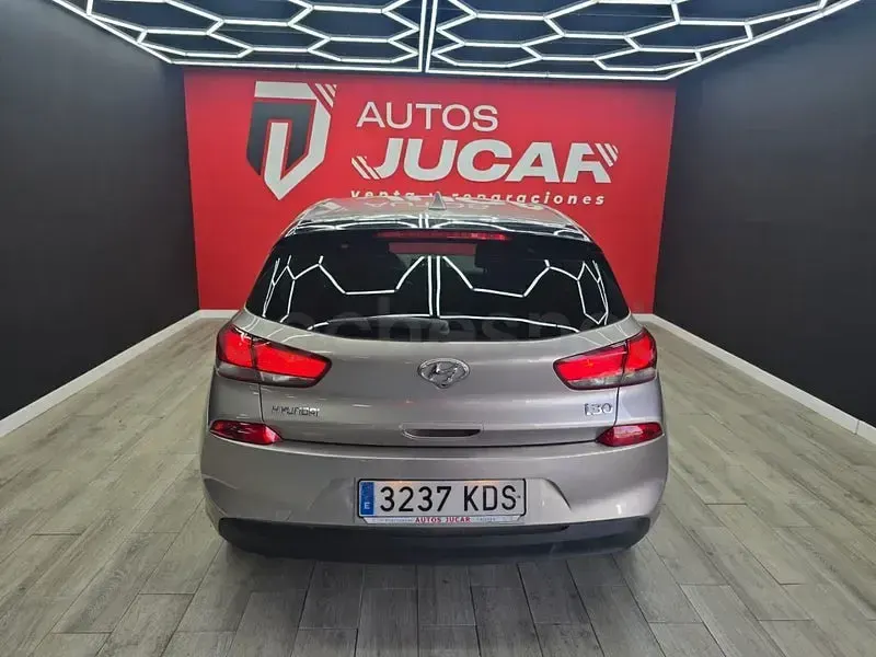 Usado Hyundai i30 GO! 120 CV (88 kW) 2018 Beige Berlina