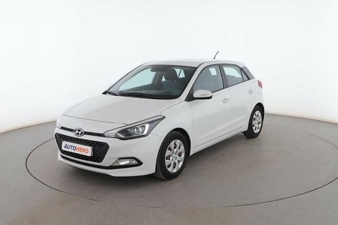 Blanco Usado 2015 Hyundai i20 Berlina | 9499 € (Un poco caro) - Imagen 1/3