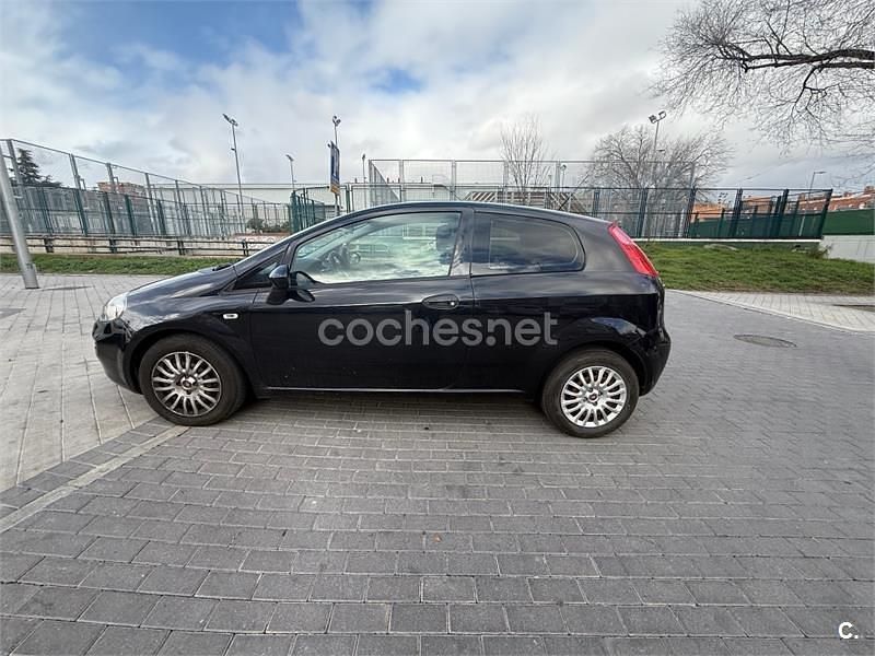 Usado Fiat Punto Pop 69 CV (50 kW) 2015 Negro Berlina