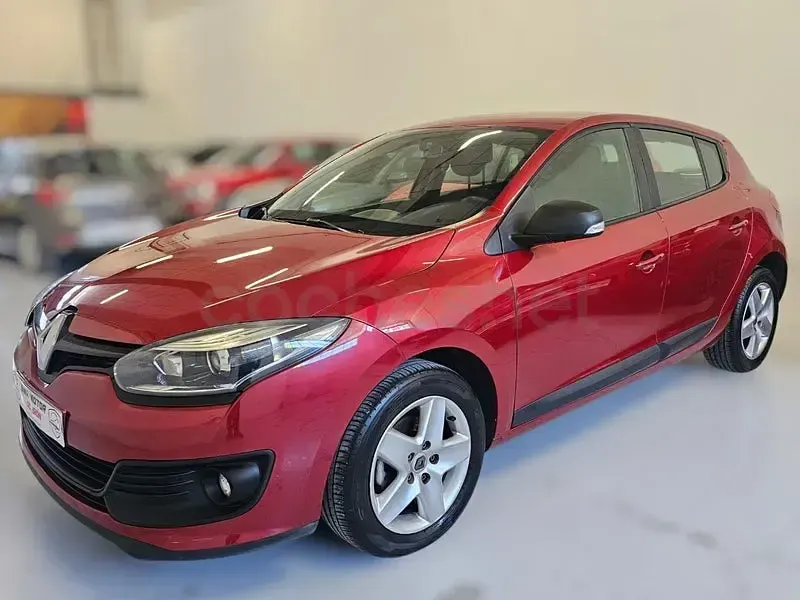Usado Renault Mégane Life 95 CV (69 kW) 2014 Rojo Berlina