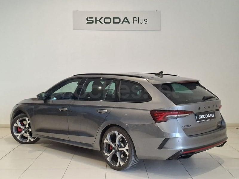 Usado Skoda Octavia RS 265 CV (194 kW) 2025 Gris / plata Familiar