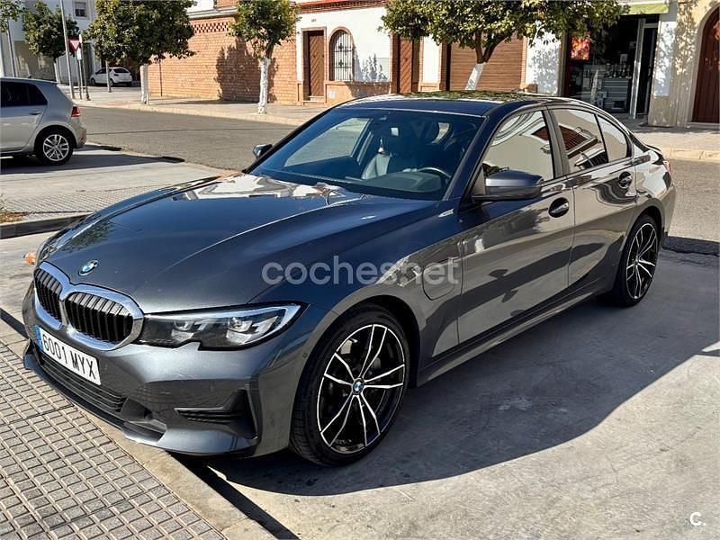 Gris / plata Usado 2021 BMW 330e Berlina | 25.900 € (Buen precio) - Imagen 1/4