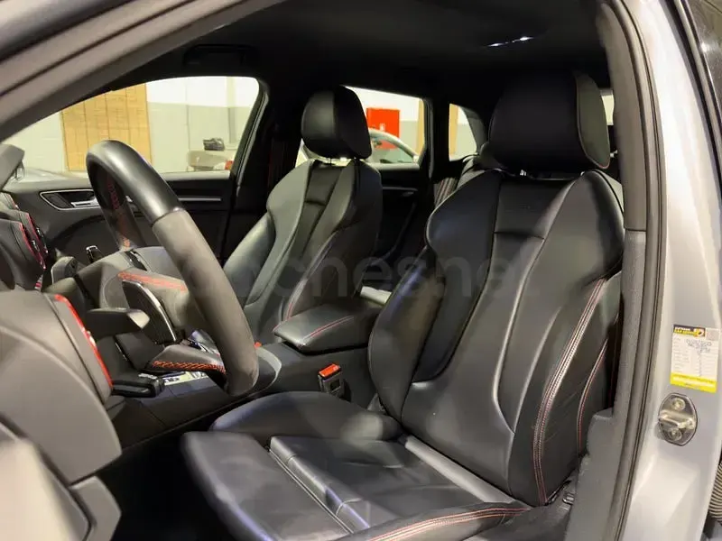 Usado Audi RS3 Exclusive 400 CV (294 kW) 2018 Gris / plata Berlina