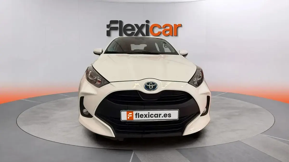 Usado Toyota Yaris Hybrid Active 116 CV (85 kW) 2023 Blanco Berlina