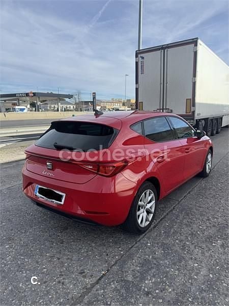 Usado Seat Leon Style 130 CV (95 kW) 2021 Rojo Berlina