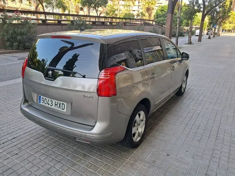 Usado Peugeot 5008 Style 115 CV (84 kW) 2014 Gris / plata Monovolumen