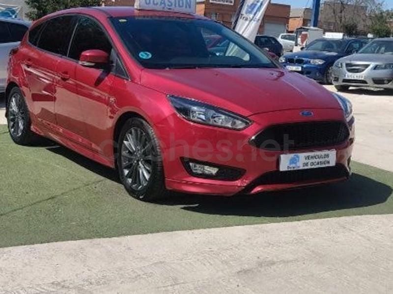 Usado Ford Focus ST-Line 125 CV (91 kW) 2016 Rojo Berlina