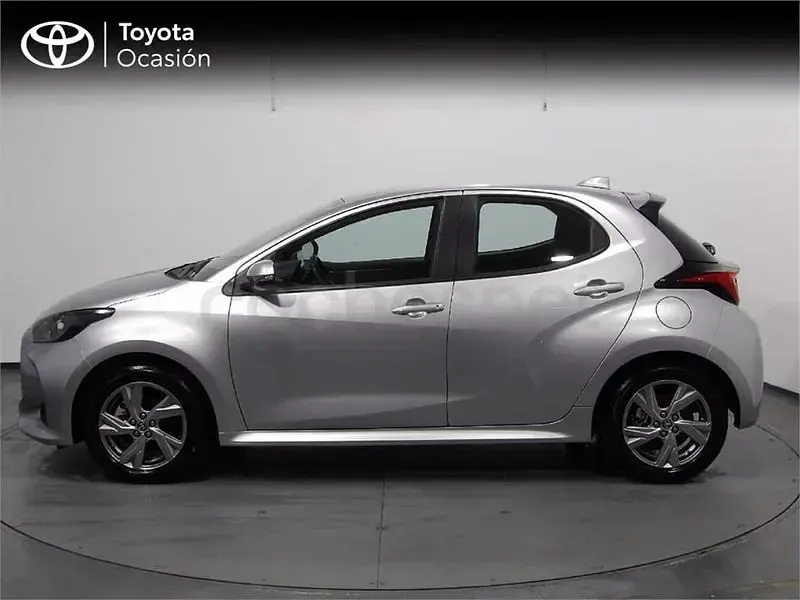 Usado Toyota Yaris Hybrid Active 116 CV (85 kW) 2025 Gris / plata Berlina