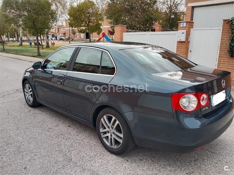 Usado VW Jetta Highline 122 CV (89 kW) 2009 Azul Berlina